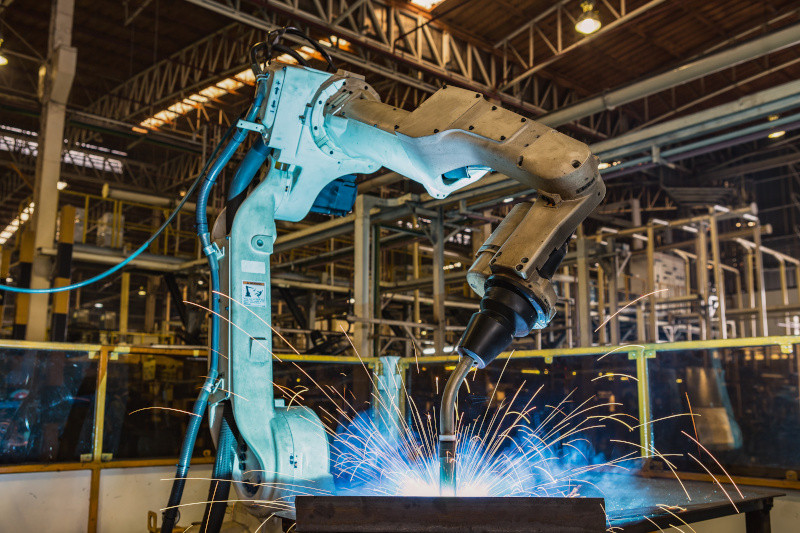 Industrial robot is welding automotive part robot de soudage à l'arc